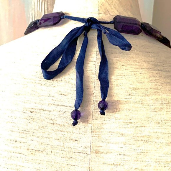 Elegant bead necklace with lace tie - Picture 3 of 7